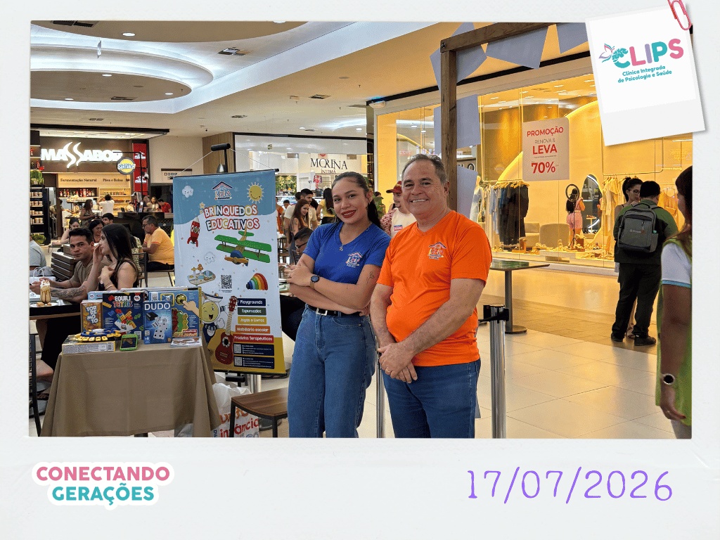 Trio jogando com dados e peças coloridas no evento Conectando Gerações da CLIPS